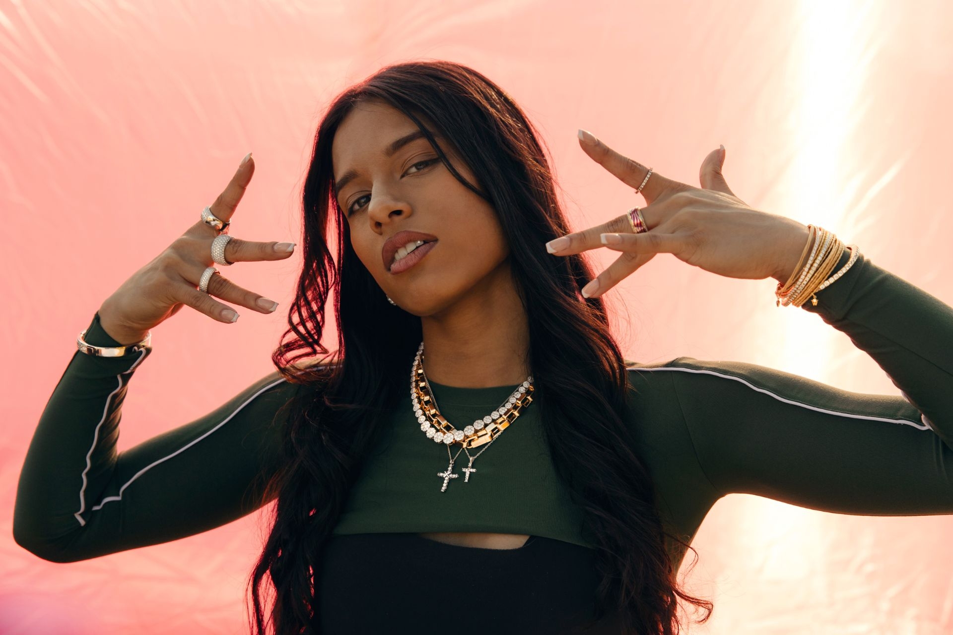 model-mit-collier-und-ringen model-mit-collier-und-ringen