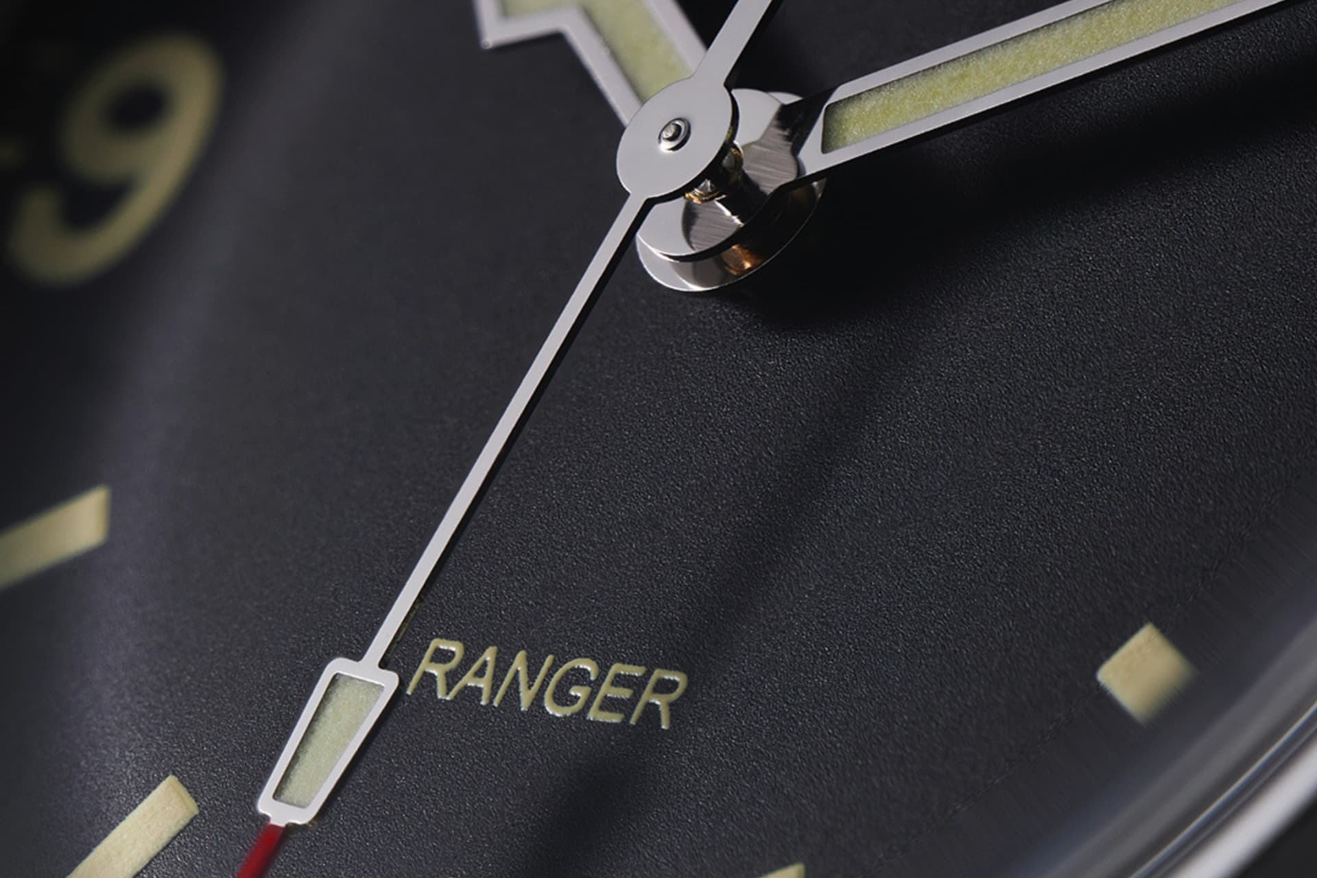 tudor-ranger-schwarzes-zifferblatt-nahaufname-beitr tudor-ranger-schwarzes-zifferblatt-nahaufname-beitr