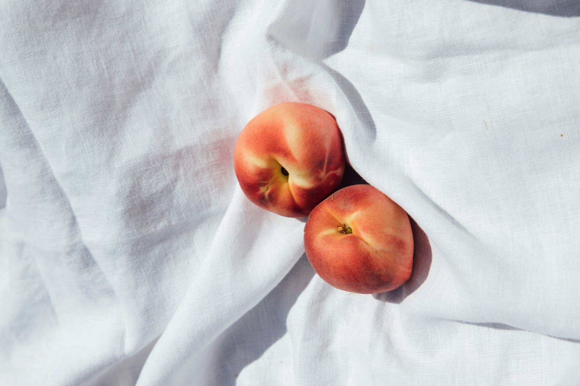 1920x1280-peachfuzz-pantone2024-peach-schmuck-jewelry 1920x1280-peachfuzz-pantone2024-peach-schmuck-jewelry