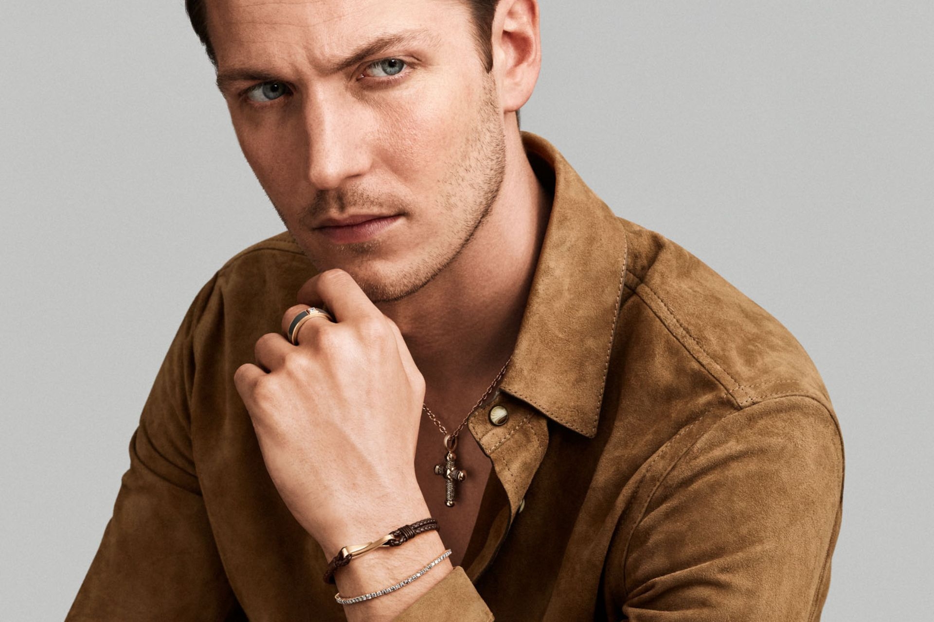 mann-mit-kreuz-collier-von-leowittwer-juwelierleicht mann-mit-kreuz-collier-von-leowittwer-juwelierleicht