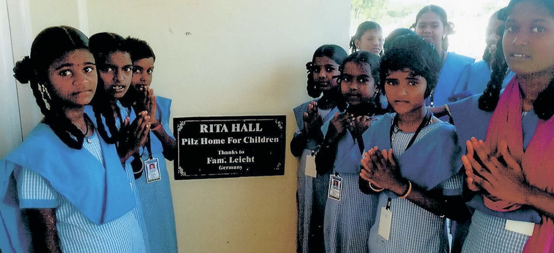 Eine Gruppe Kinder bedankt sich bei Familie Leicht für die Spenden home-for-the-children-sivagangai