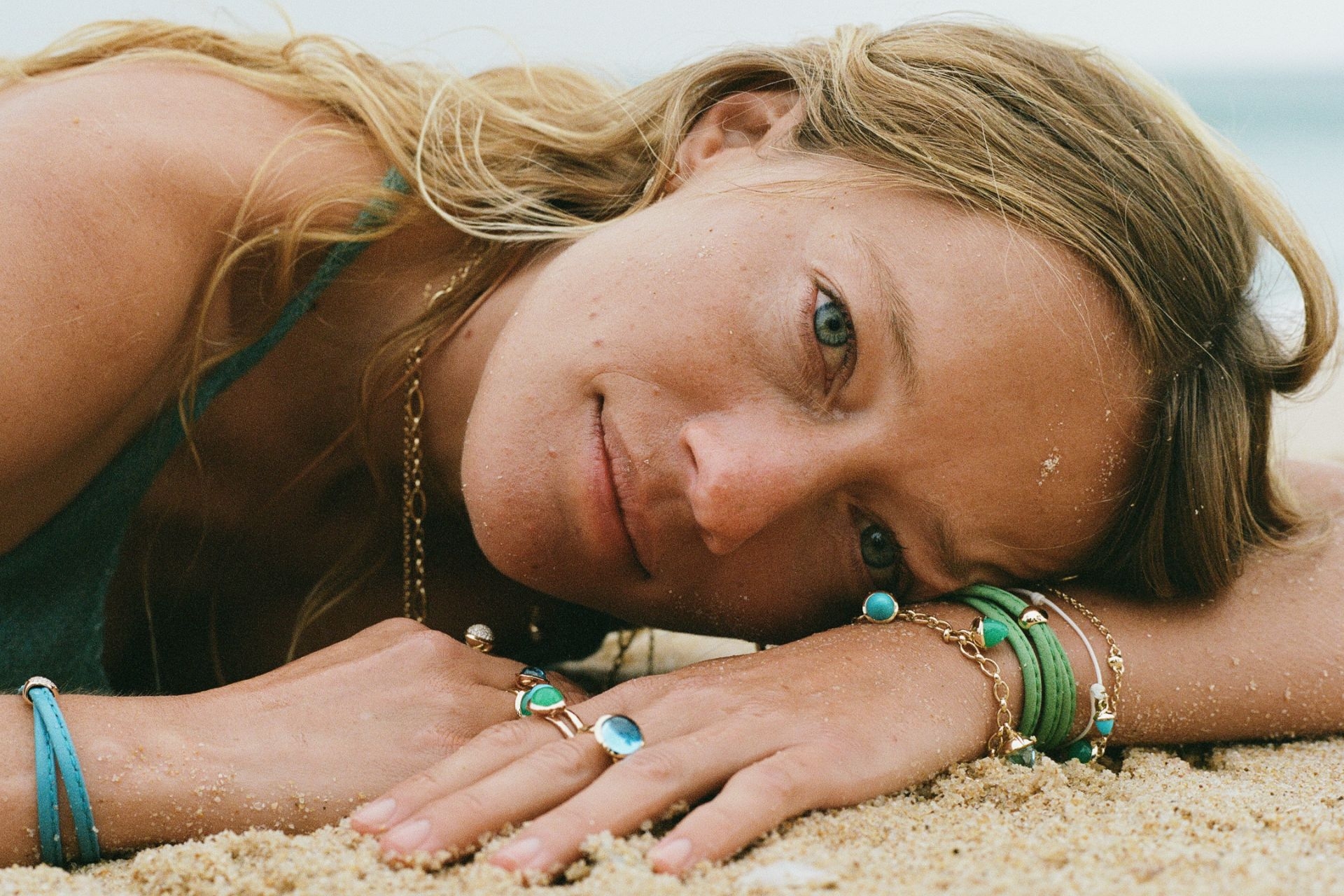 azur-schmuck-model-strand-tamara-comolli