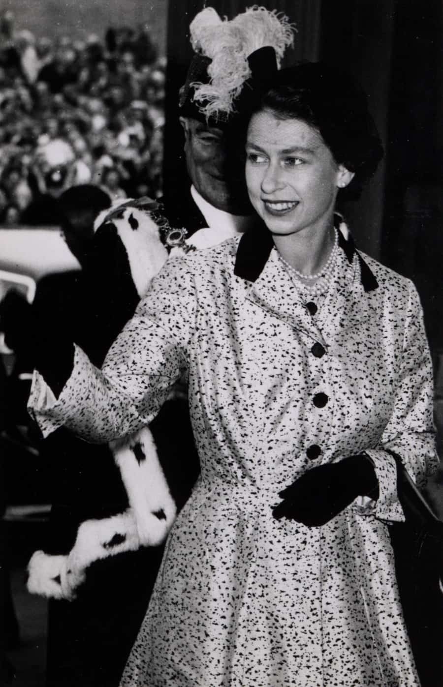 Queen_Elizabeth_II_Royal_Tour_of_New_Zealand_(Image_7) (1)