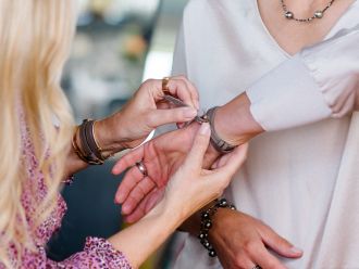 verkauf-mitarbeiter-juwelier-leicht