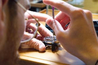 uhrmacher-nahaufnahme