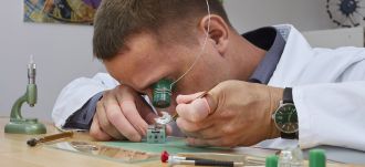 detailarbeit-reparatur-uhrmacherwerkstatt-dresden