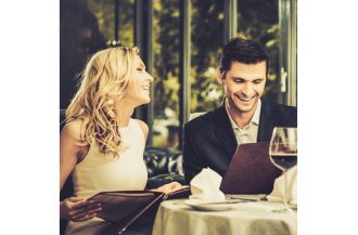 junges-paar-am-tisch