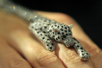 panther-armreif-cartier