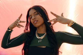 model-mit-collier-und-ringen