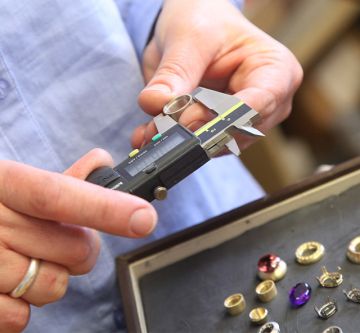 meisteratelier-handwerk-goldschmiede-farbsteine-juwelier-leicht