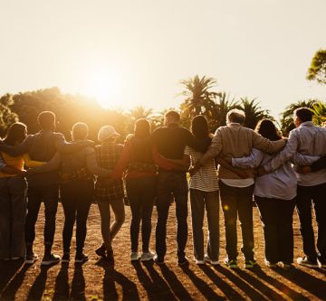 team-sonnenuntergang-zusammenhalt-engagement
