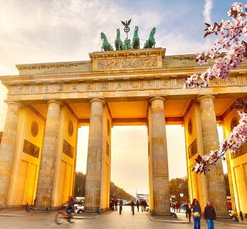 berlin-brandenburger-tor-fruehling-kirschbluete