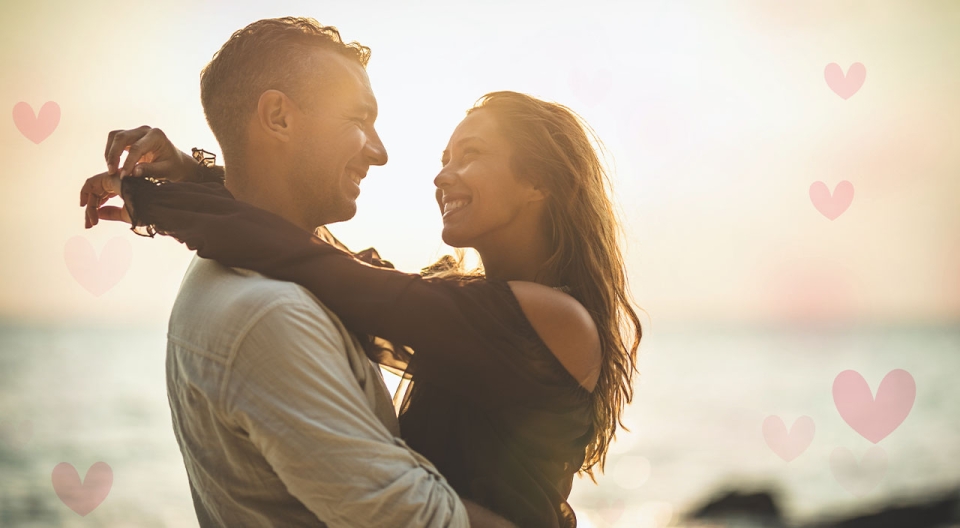 young-happy-couple-beach-hearts-mob2