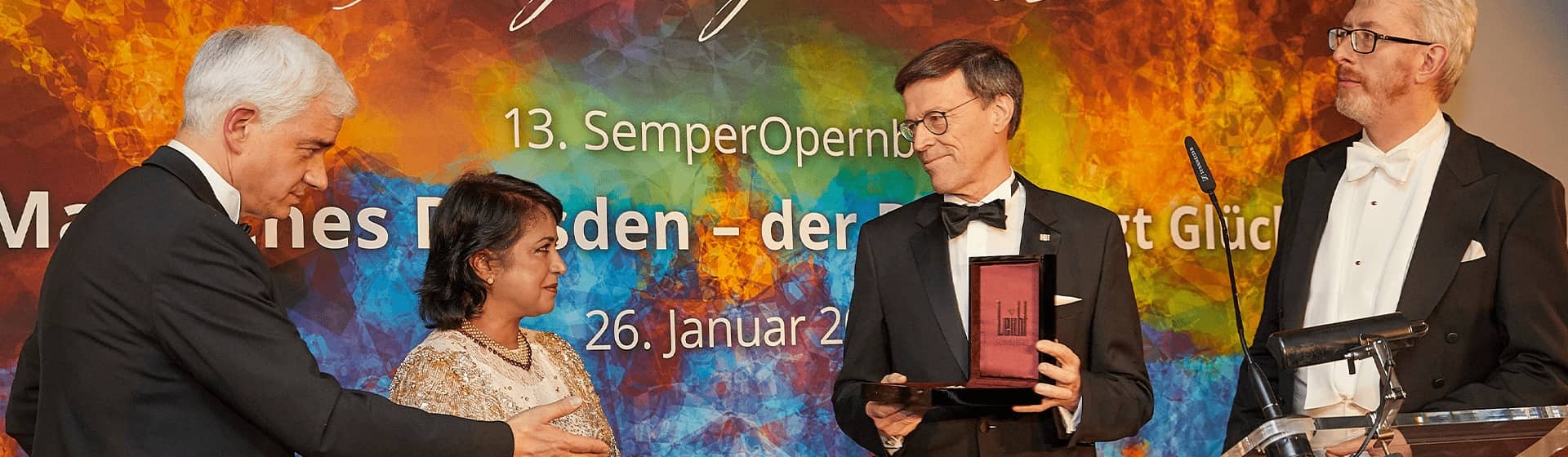 Header-SemperOpernball-Preistraeger-1920x560 Header-SemperOpernball-Preistraeger-1920x560