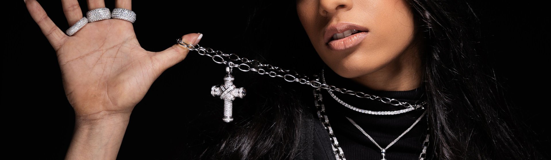 model-mit-kreuz-collier-und-ringen-weissgold-juwelier-leicht