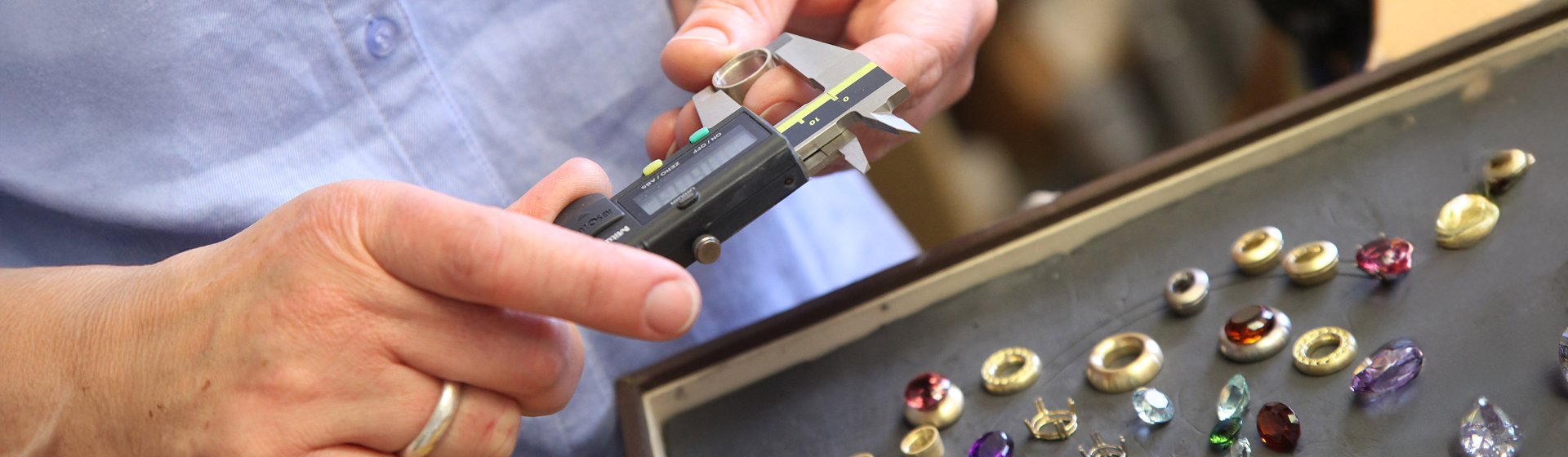 meisteratelier-handwerk-goldschmiede-farbsteine-juwelier-leicht
