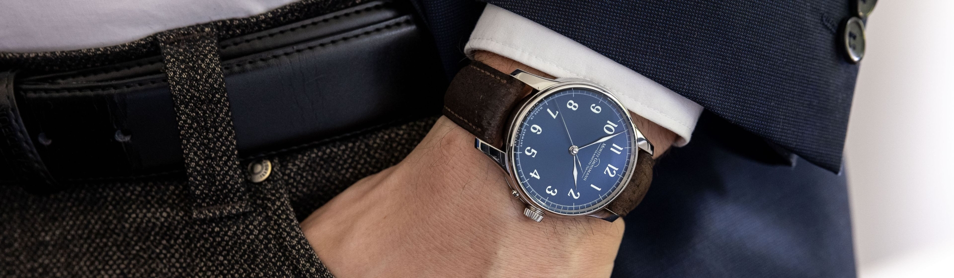 herren-uhr-blaues-zifferblatt-braunes-lederband-am-handgelenk-moritz-grossmann