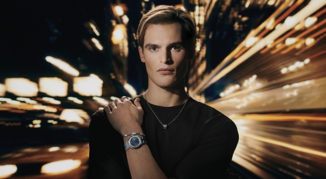 model-mit-uhr-und-armband-silber-von-chopard model-mit-uhr-und-armband-silber-von-chopard