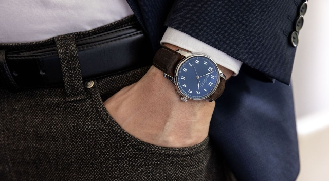 herren-uhr-mb-blaues-zifferblatt-braunes-lederband-am-handgelenk-moritz-grossmann